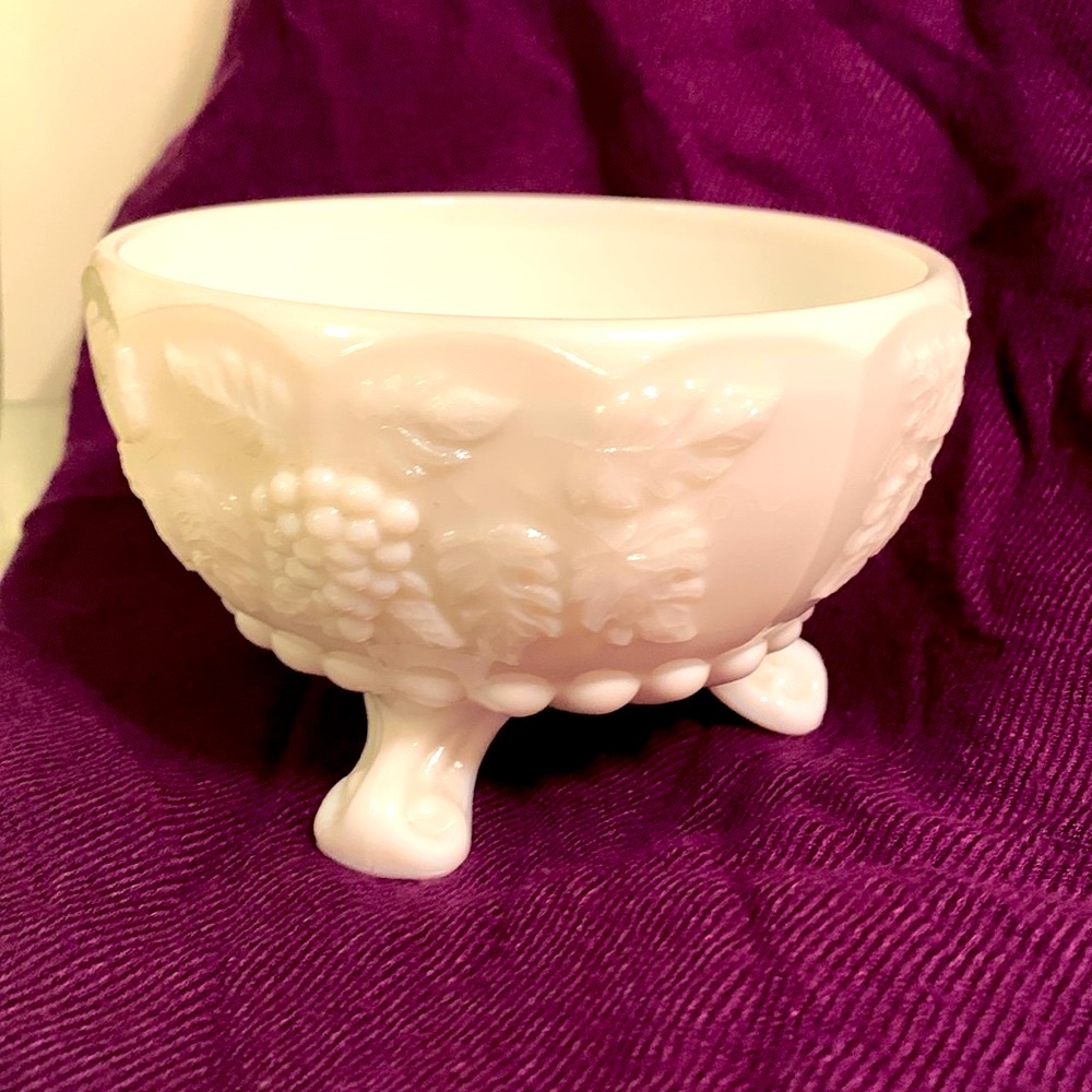 Westmoreland vintage milk glass bowl with grape ivy print, EUC